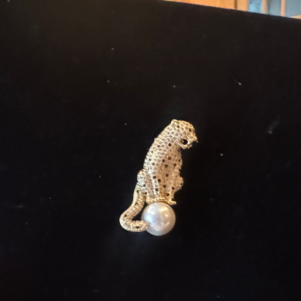 Brooch pin Gold tone Leopard with Pearl Accent